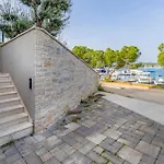 Front In Apartman